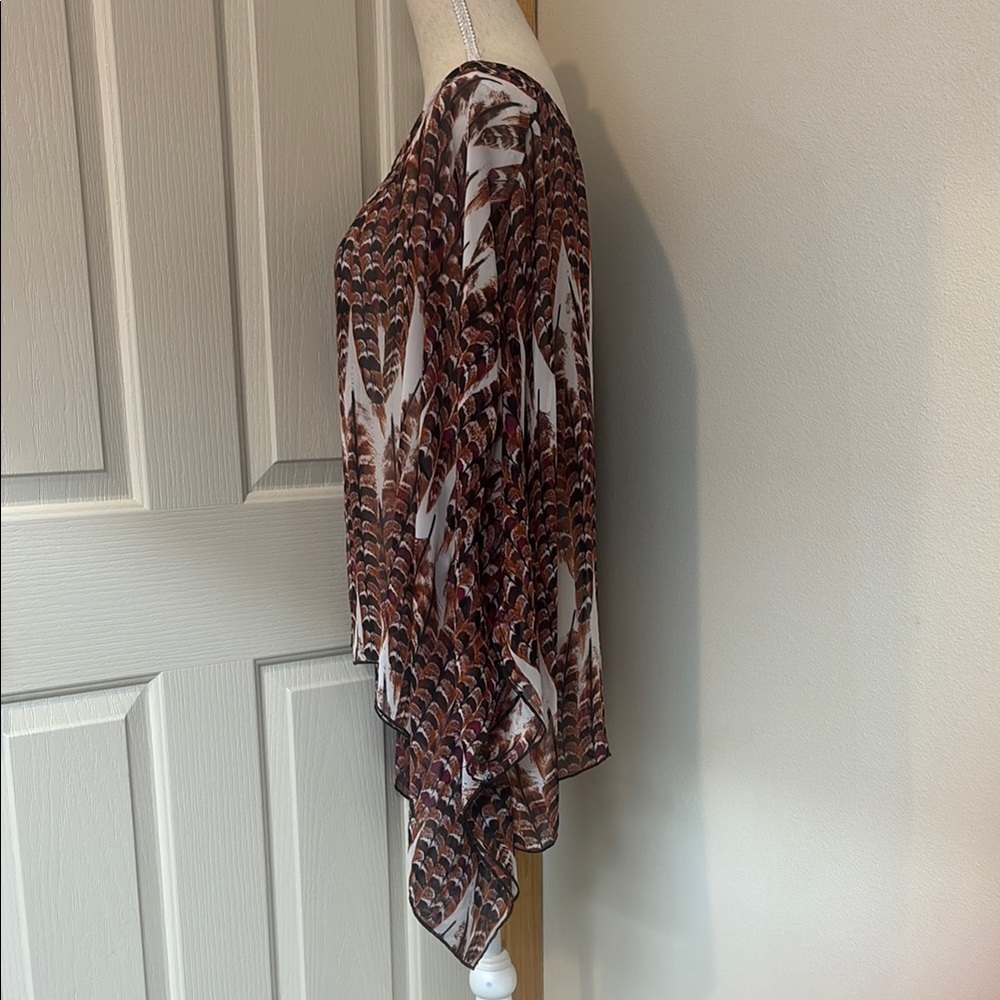 Chic Feather Patterned Top - Picture 3 of 8
